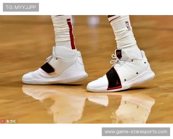 足球鞋球星上脚实拍解析:细节展现运动科技与个性风格的完美结合